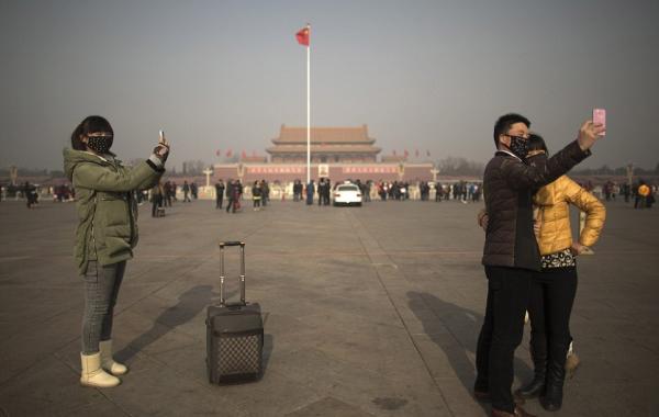 Загрязнение воздуха в Пекина, Китай , восход на экранах дисплеев города
