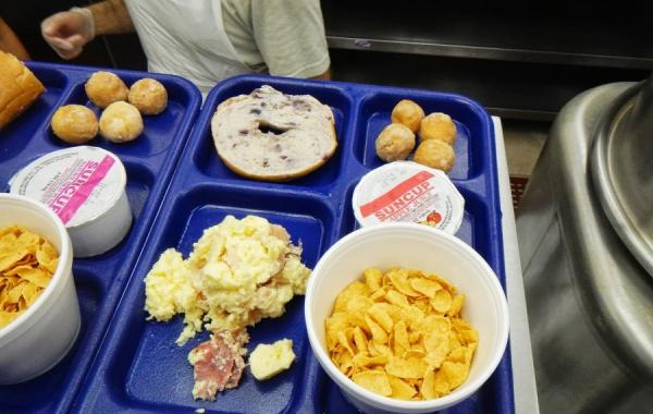 Как кормят в американском приюте для бездомных