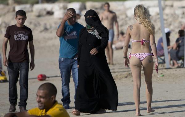 Палестинские женщины на пляже Израиля, Ид аль-Фитр