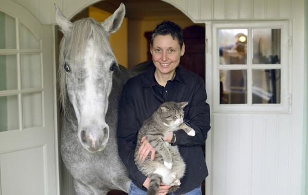Конь Назар, живет в доме с хозяйкой доктором Стефани Арндт Stephanie Arndt