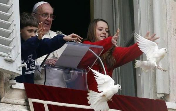 Папа Римский благословил голубей на верную смерть
