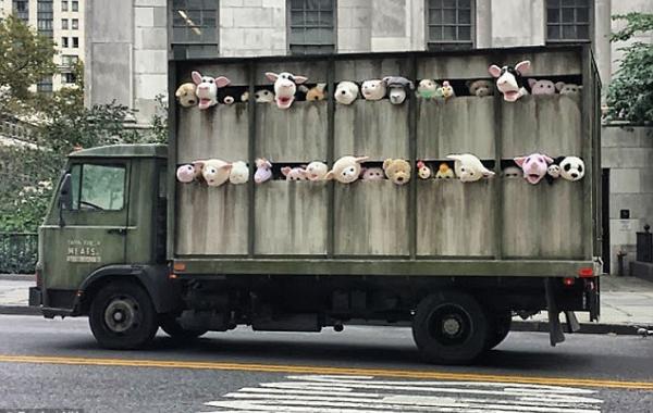 Грузовик везущий на бойню плюшевых зверей, Бэнкси, Banksy