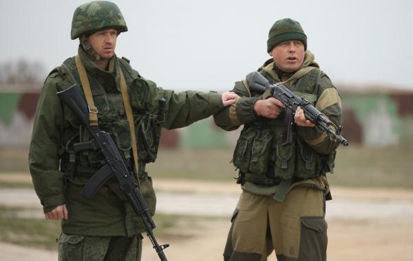 Предупредительные выстрелы российских солдат на военной базе Бельбек