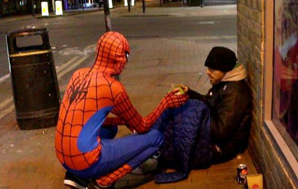 Birmingham spider-man, человек-паук помогает бедным, человек-паук кормит бездомных