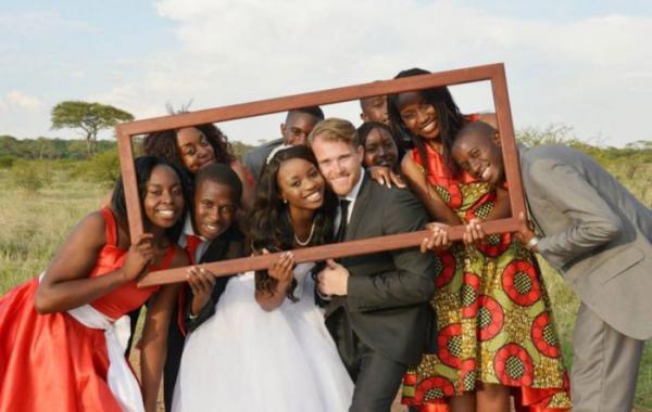 Африканская свадьба, белый парень женился на африканской девушке