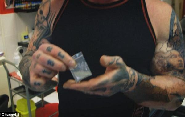 Мужчина сделал себе татуировку из праха своей умершей собаки