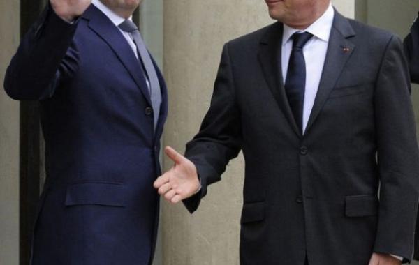 Почему никто не хочет здороваться за руку с президентом Франции?