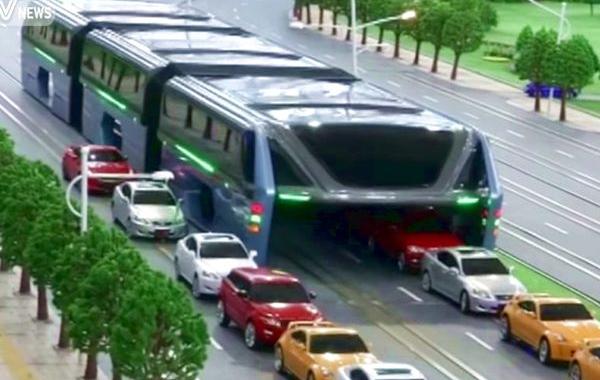 Гигантский автобус-туннель, атвобус возвышающийся над машинами, автобус в борьбе с пробками китая