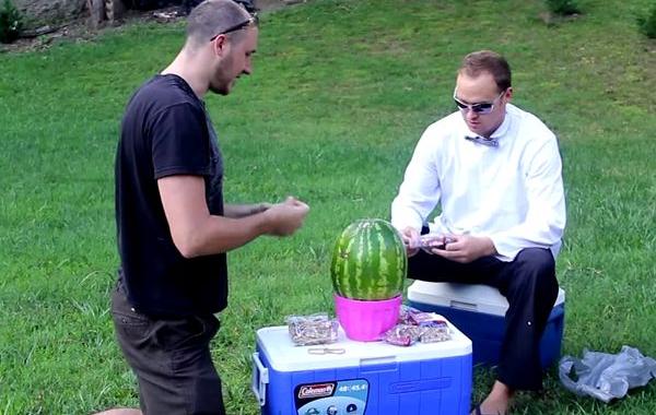 как взорвать арбуз при помощи резинок, Rubber Watermelon Trick