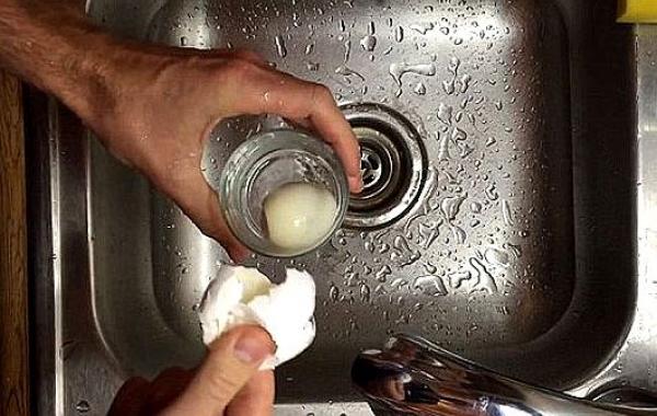 Как быстро очистить яйцо, чистка яйца при помощи стакана с водой