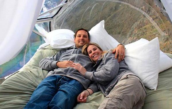 Natura Vive Skylodge Adventure Suite, отель висит на скале, отель на скале на высоте, отель для альпинистов, провести ночь на скале, отель в Перу