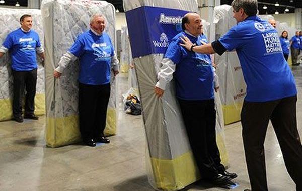 мировой рекорд люди с матрасами, падение людей с матрасами домино, рекорд Гиннеса падение люди с матрасами