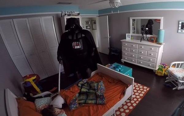 папа хотел напугать сына в костюме Дарта Вейдера, папа разбудил сына в костюме Дарта Вейдера