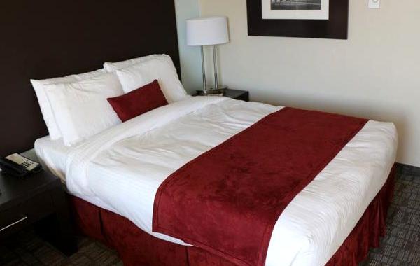 нашел в кровати номера записку, нашел в номере записку, никто не менял простыни