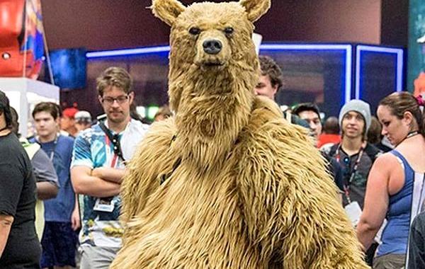 костюм медведя труп Леонардо Ди Карио, костюм медведя Адам Сэвидж, костюм медведя Леонардо Ди Каприо, костюм медведя Comic-Con 2016