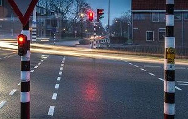 светофор для тех не может оторваться от смартфона, светофор для смартфонов