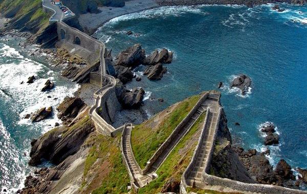 Самые большие и красивые лестницы в мире, остров Гастелугаче