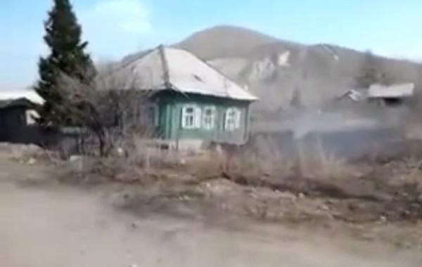 В Казахстане жилой дом целиком ушел под землю