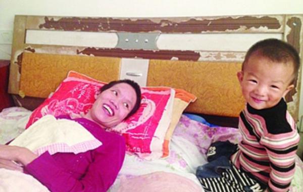 сын кормит парализованную мать, Чжан Ронксайанг