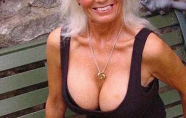 Джоана Ллойд 67 лет силиконовая грудь