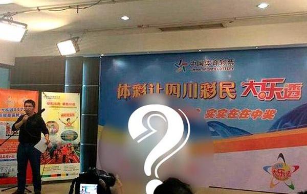 парень пришел в костюме за выигрышем, китаец в костюме выиграл в лотерею, в китае забирают выигрыш в костюме