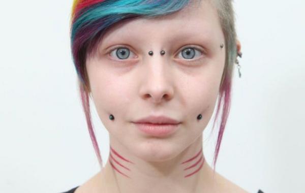 Девушка с внешностью куклы Кэти Лоуренс