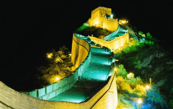 Мировые достопримечательности в свете ночи