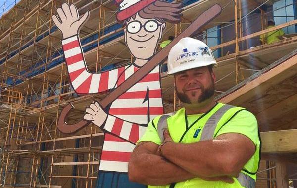 Строитель прячет фигуру Уолли напротив детской больницы, Джейсон Хейни