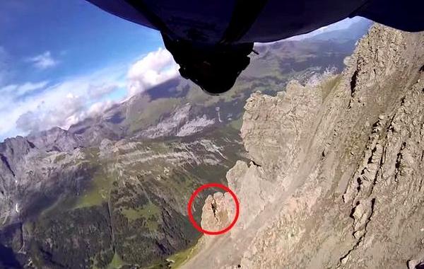 Александр Полли, вингсьют через щель в скале, пролетел сквозб щель в скале, парашютист пролетел через щель в скале