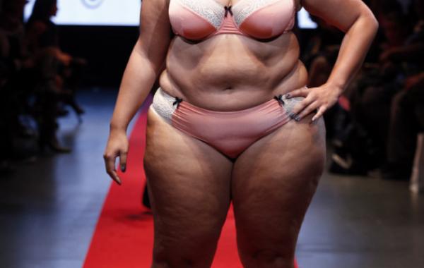 В Париже прошёл первый показ мод для полных женщин