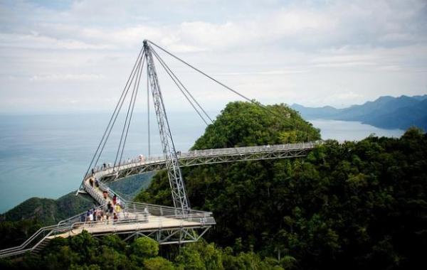 Небесный пешеходный мост Лангкави в Малайзии