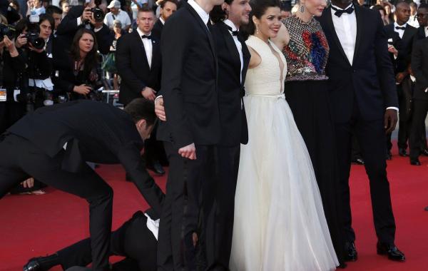 На Каннском кинофестивале украинский журналист Виталий Седюк забрался звезде под юбку