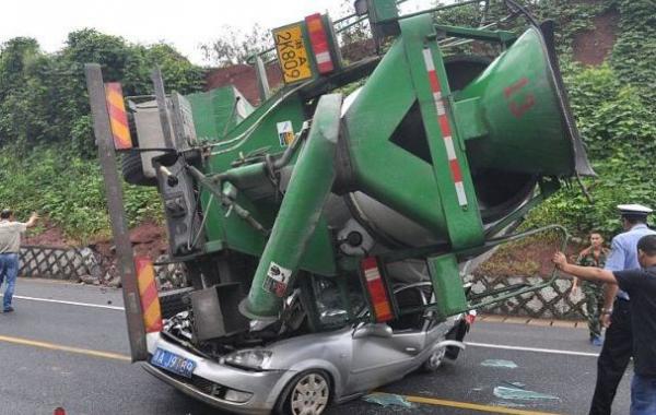 Чудесное спасение женщин, автомобиль которых оказался раздавлен бетономешалкой