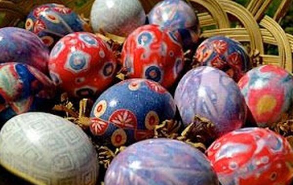Интересные способы покрасить яйца на Пасху, мраморные яйца, красить яйца кружева