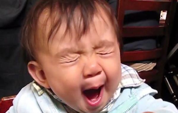 дети едят кислое, малыши впервые пробуют кислую пищу