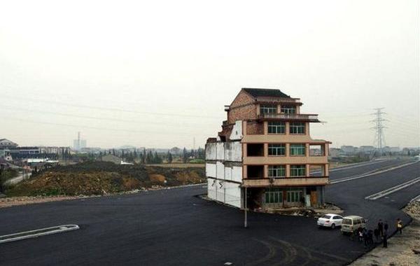 китайцы отказались сносить дом, китайские домовладельцы отказались сносить дом, не сносят дом в китае