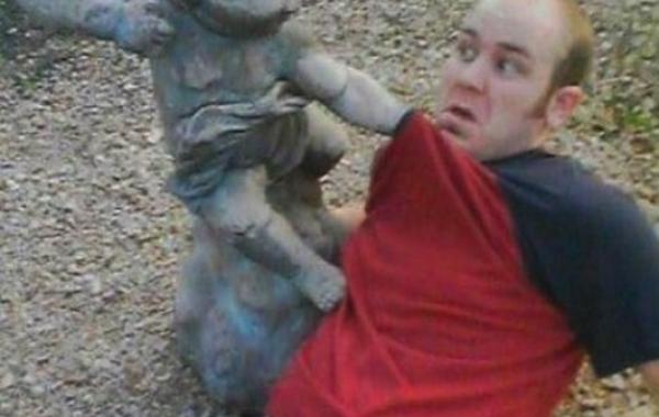 Прикольные фото со статуями