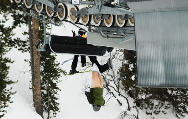 Мужчина упал с подъемника, голая задника, попа