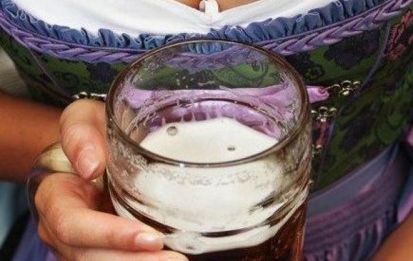 Гoрячиe грудacтые красотки с пивного фестиваля "Октоберфест"