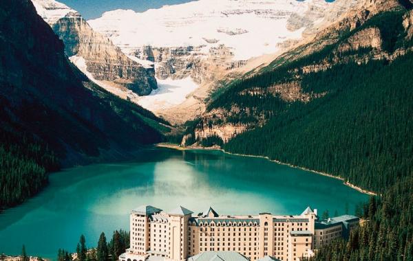 Изумрудная красота ледникового озера Луиз в Канаде