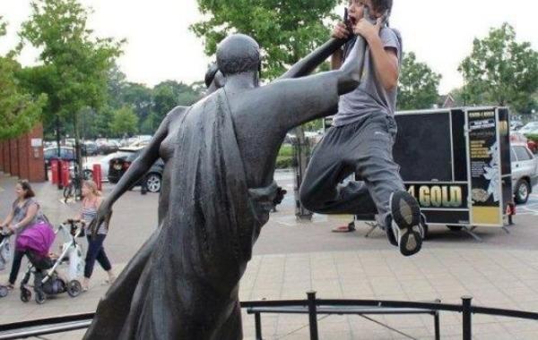 Крайне агрессивно настроенные статуи