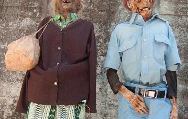 Жуткий ритуал в Индонезии: жители выкапывают родственников из могил, переодевают и выставляют напоказ