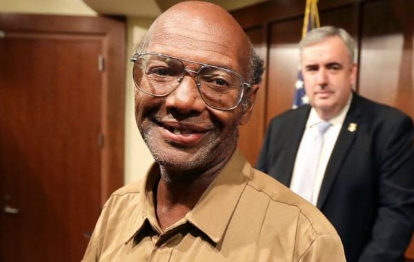 Честный бездомный Глен Джеймс