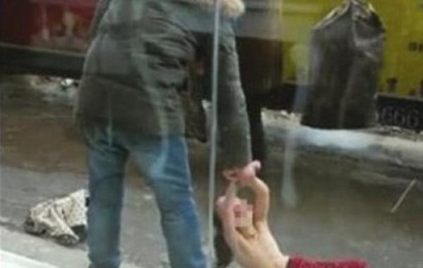 китаец протащил свою раздетую дочь сто метров по улице