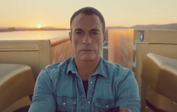 Жан-Клод Ван Дамм на шпагат между разъезжающимися грузовиками