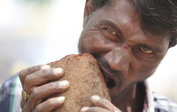 Индиец  ест кирпичи Паккираппа Хунагунди Pakkirappa Hunagundi