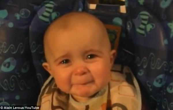 Пение мамы растрогало малыша до слез