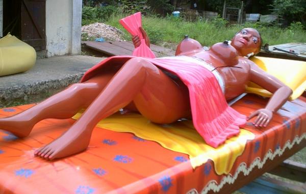 Гробы разных сумасшедших форм , похорны в Гане, Африка