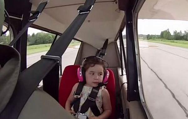 Леа Лангумье, Léa Langumier, девочка смеется опасности в лицо, девочка смеется трюки на самолете