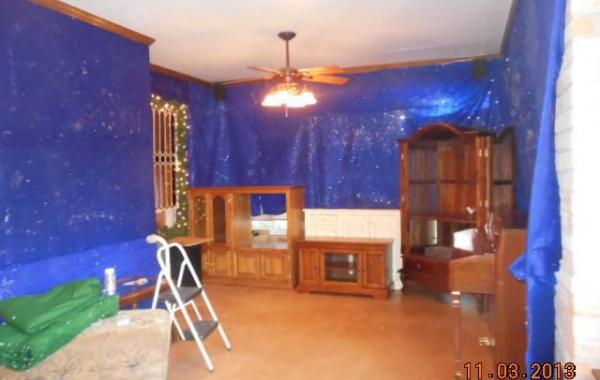 Сказочный рождественский городок, построенный внутри комнаты